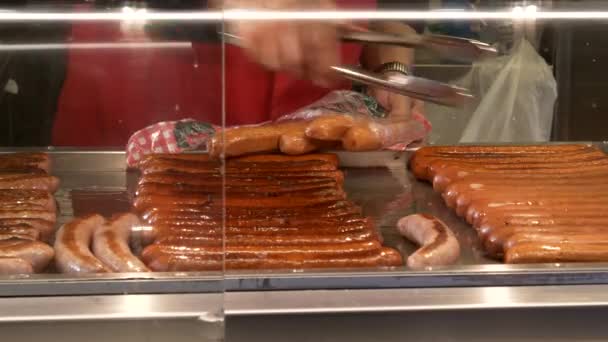 Salsicce su un piano cottura in uno stand di salsiccia a Vienna — Video Stock