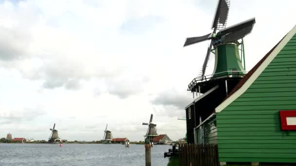 AMSTERDAM, PAYS-BAS-OCTOBRE, 12 octobre 2017 : gros plan d'un moulin à vent vert à zaanse schans près d'amsterdam — Video