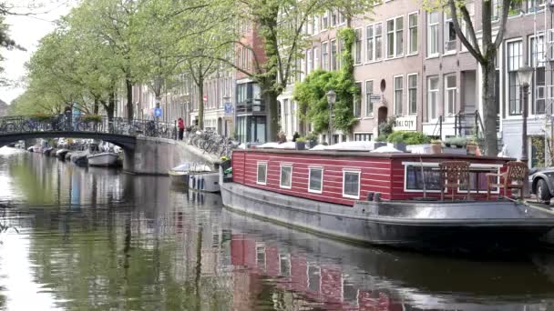 AMSTERDAM, NEDERLAND-OKTOBER, 12, 2017: woonboot vastgebonden aan een kanaal in Amsterdam — Stockvideo