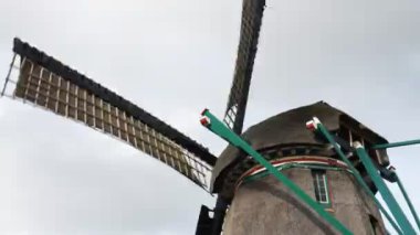 Amsterdam yakınlarındaki Zaanse Schans 'da çalışan bir yel değirmeninin yakınında.