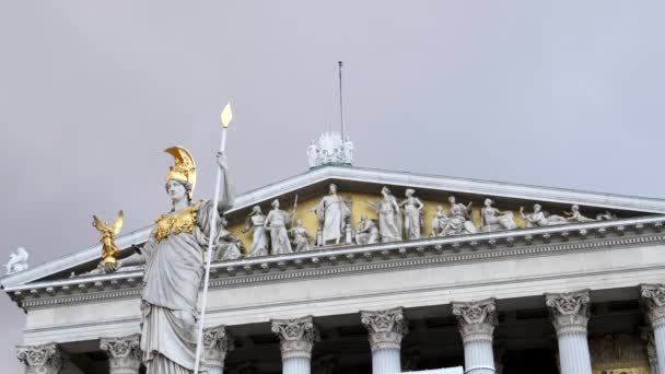 WIEDEŃ, AUSTRIA, PAŹDZIERNIK, 9 PAŹDZIERNIK, 2017 Niski kąt widzenia posągu atheny i frontu budynku parlamentu w Wiedniu — Wideo stockowe