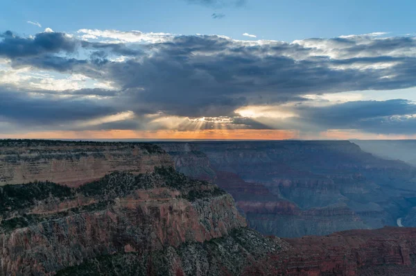 Tramonto di raggi di sole che si estendono da dietro le nuvole al punto hopi del grande parco nazionale canyon in Arizona — Foto Stock