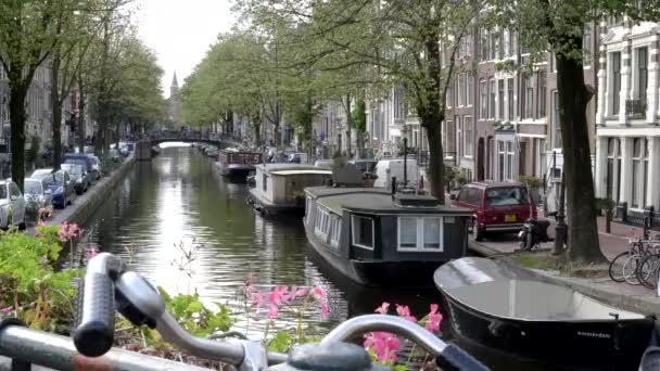 AMSTERDAM, ΚΑΤΩ ΧΩΡΕΣ-ΟΚΤΩΒΡΙΟΣ, 12, 2017: κλείσιμο του τιμονιού ποδηλάτων και ενός καναλιού στο Άμστερνταμ — Αρχείο Βίντεο