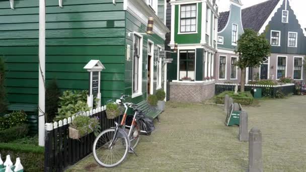 AMSTERDAM, NEDERLAND OKTOBER, 12, 2017: een fiets voor een oud huis op zaanse schans dorp nabij amsterdam — Stockvideo