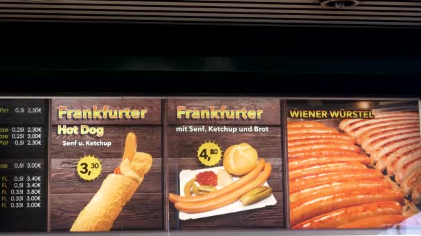VIENA, AUSTRIA, 9 DE OCTUBRE DE 2017 una señal para salchichas frankfurter en un stand en Viena — Vídeos de Stock
