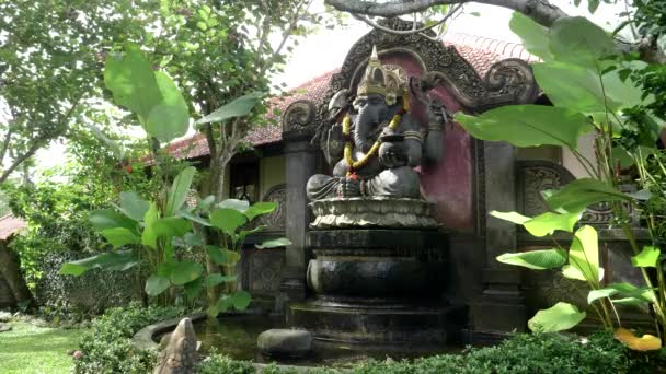 Una estatua de fuente de ganesh en un jardín en ubud en la isla de bali — Vídeos de Stock