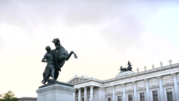 VIENNA, AUSTRIA, 9 OTTOBRE 2017 - Scatto dell'edificio del Parlamento della statua del domatore di cavalli a Vienna — Video Stock