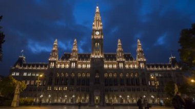 VIENNA, AUSTRIA, EKİM, 9, 2017 Viyana 'daki Rathaus' un akşam manzarası