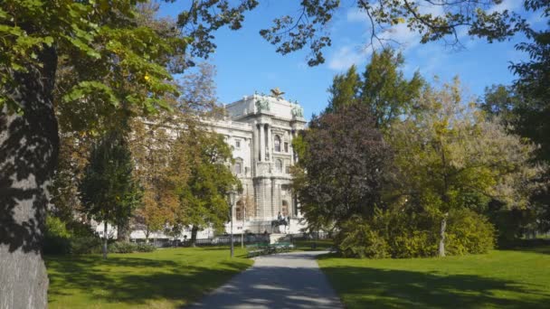 Het hofburg paleis gezien vanaf mozart park in vienna — Stockvideo