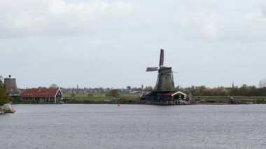 Amsterdam yakınlarındaki Zaanse tarlalarında yel değirmeni.