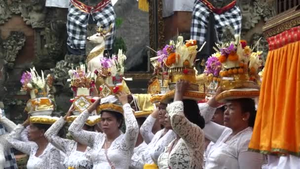 УБУД, ИНДОНЕЗИЯ - 14 марта 2018 года: балийские женщины несут приношения на голове в храме в Убуде — стоковое видео