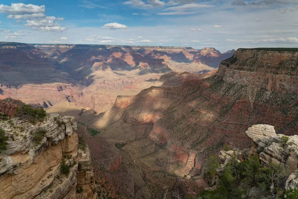 Arizona 'daki Grand Canyon Ulusal Parkı' ndaki parlak melek patikasına bakıyorum. — Stok fotoğraf