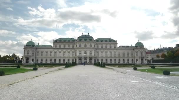 WIEDEŃ, AUSTRIA-PAŹDZIERNIK, 9 PAŹDZIERNIKA, 2017: strzał w gimbal idący w kierunku pałacu Belweder w Wiedniu — Wideo stockowe