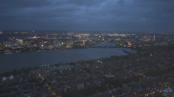 Bostons charles río por la noche desde el observatorio de la pista aérea — Vídeos de Stock