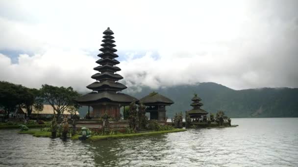 Cloudy afternoon shot of pura danu bratan temple in bali — Stock Video