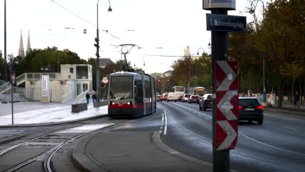 WIEDEŃ, AUSTRIA, PAŹDZIERNIK, 9 PAŹDZIERNIK, 2017 zbliżenie tramwaju elektrycznego w Wiedniu — Wideo stockowe