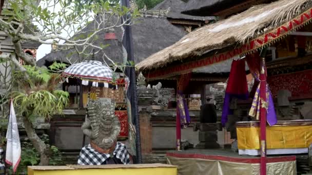Ubud 'daki bir Hindu tapınağında heykelleri olan avlu. — Stok video