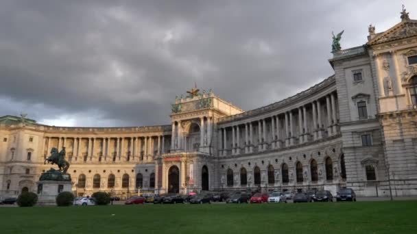 VIENNA, AUSTRIA, OCTOBER, 9, 2017 close zoom in shot of hofburg Palace in vienna — стокове відео