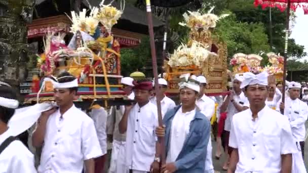 BEDUGUL, INDONESIA - MARCH, 15, 2018: hindu faithful participate in a new year ceremony at pura danu bratan temple in bali — Stock Video