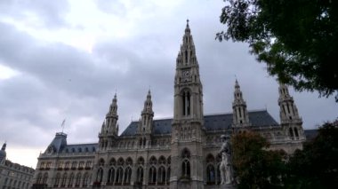 VIENNA, AUSTRIA, EKİM, 9, 2017 Rathaus 'un dış görünüşü ve Viyana' da alacakaranlıkta bir heykel
