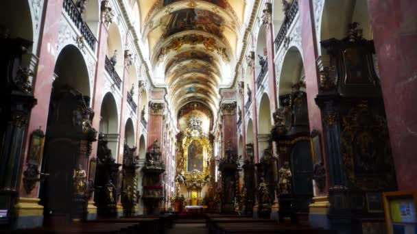 PRAGA, REPÚBLICA CHECA - 10 DE OCTUBRE DE 2017: nave interior de basilica st james in prague — Vídeos de Stock
