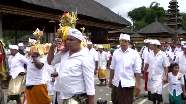 BEDUGUL, INDONESIA MARCH, 15, 2018: new year ceremony at pura danu bratan temple in bali — Stock Video