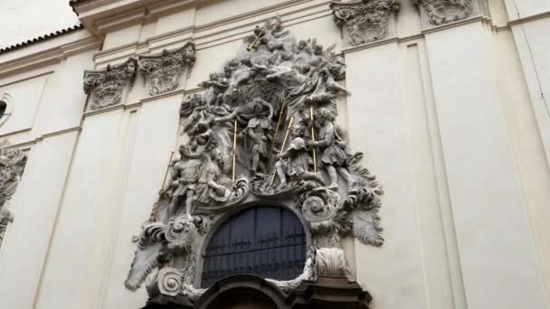 PRAG, TSCHECHISCHE REPUBLIK - 10. OKTOBER 2017: Vergrößern Sie das Portal der Basilika St. James in Prag — Stockvideo