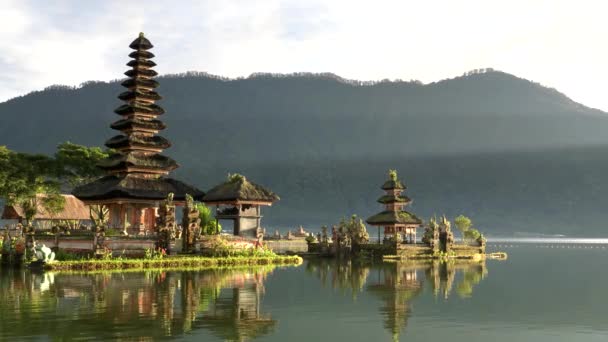 An early morning view of the eleven tired meru at pura danu bratan temple in bali — Stock Video