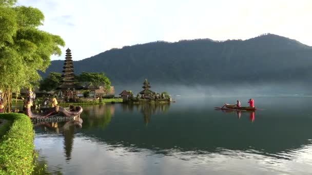 Tourists in a canoe photograph pura danu bratan temple on the island of bali — Stock Video