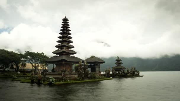 Misty afternoon view of the meru at pura danu bratan temple in bali — Stock Video