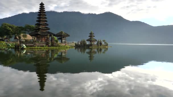 Sunrise shot of pura danu bratan temple and a calm lake at bedugul on the island of bali — Stock Video