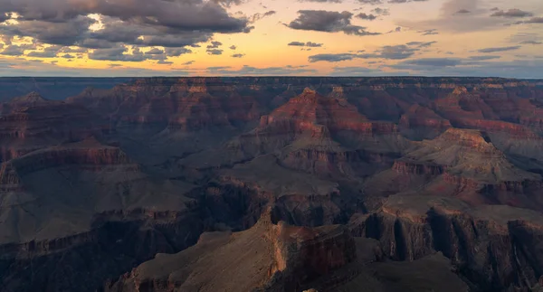 Un colorato tramonto girato dal punto hopi del grande parco nazionale del canyon in Arizona — Foto Stock