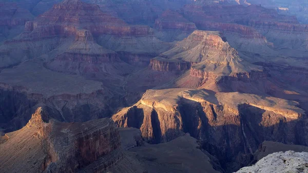 Sole splende su una parte del grande parco nazionale del canyon nel punto hopi in Arizona — Foto Stock