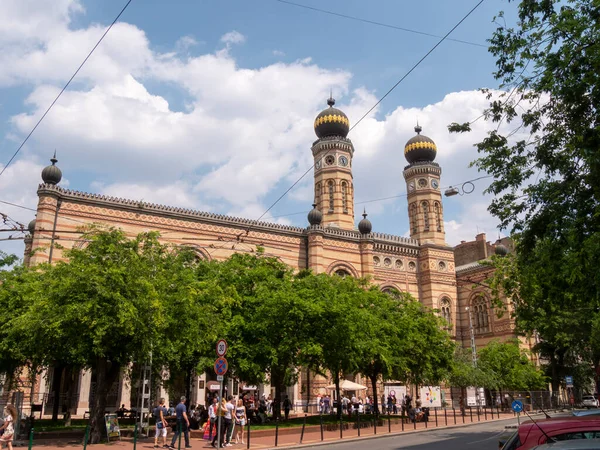 BUDAPEST, HUNGRÍA - 26 DE MAYO DE 2019: amplia vista angular del frente de la gran sinagoga en budapest — Foto de Stock