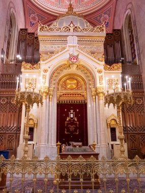 BUDAPEST, HUNGARY - 26 MAYIS 2019: Budapeşte 'deki büyük sinagogların önündeki bimah