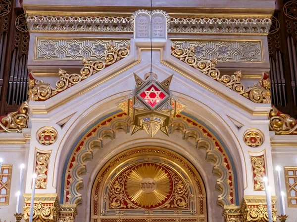 BUDAPEST, HUNGARY- MAY, 26, 2019: close up of the bimah at the front of the great synagogues sanctuary in budapest — Φωτογραφία Αρχείου