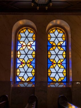 BUDAPEST, HUNGARY - MAYIS, 26, 2019: Budapeşte 'deki büyük sinagogun penceresinin iç kısmı