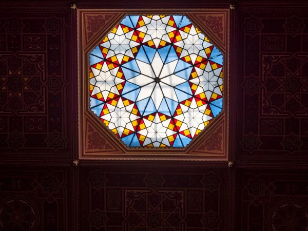 БУДАПЕСТ, ХАНГАРИ- 26 МАЯ 2019 г.: интерьерная съемка окна большой синагоги в Будапесте — стоковое фото