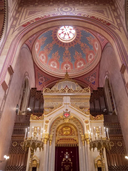 BUDAPEST, HUNGARY- MAY, 26 Μαΐου 2019: η οροφή και bimah στο μπροστινό μέρος του μεγάλου ιερού συναγωγές στο Μπουρούντι — Φωτογραφία Αρχείου