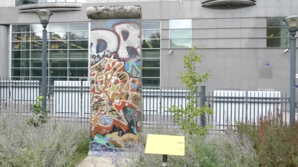 BRUSSELS, BELGARY - OCTOBER, 13, 2017：berlin wall section at the eu Parliament in brussels — 图库视频影像