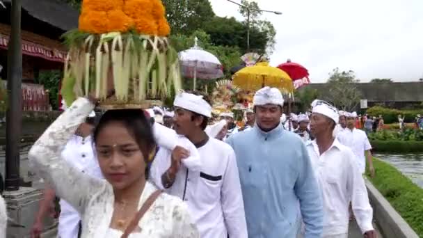 BEDUGUL, INDONESIA MAART, 15, 2018: een hindoe nieuwjaarsparade in pura danu bratan tempel in bali — Stockvideo
