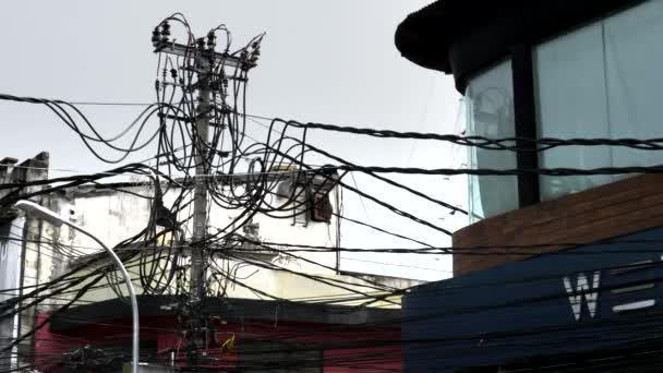 Лабіринт ліній електропередач над вулицями Кути в Балі — стокове відео