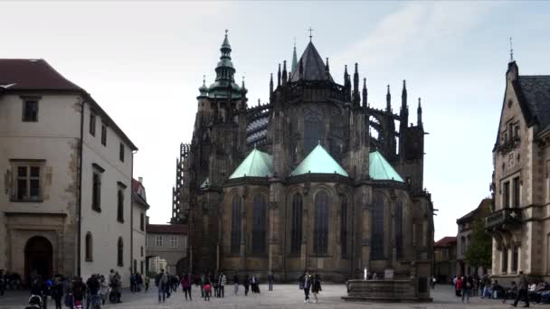 PRAGUE, REPÚBLICA CHECA - OUTUBRO, 10 de outubro de 2017: vista exterior do lado leste da catedral de São Vito em praga — Vídeo de Stock