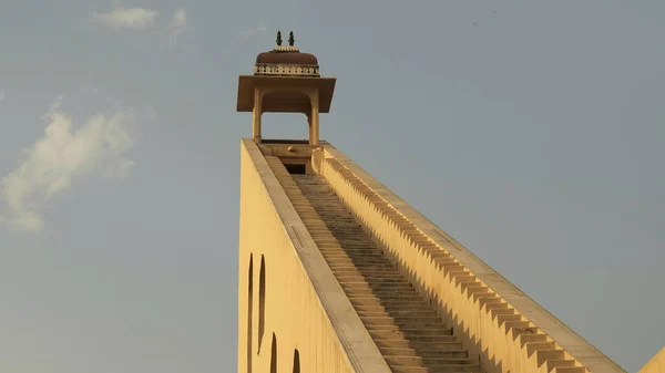 JAIPUR, ÍNDIA - 21 de março de 2019: o gnomon do maior relógio de sol do mundo no jantar matar — Fotografia de Stock