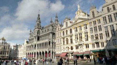 BRÜKSEL, BELGIUM - 13 Ekim 2017: Brüksel 'deki kral evi ve lonca evleri