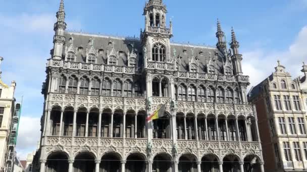 BRUSELAS, BÉLGICA - 13 DE OCTUBRE DE 2017: una toma inclinada de la casa de reyes en gran lugar en Bruselas — Vídeo de stock