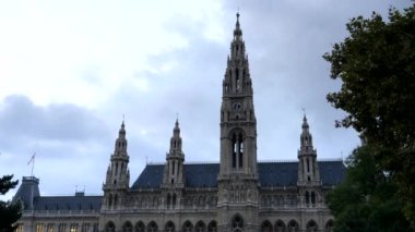 VIENNA, AUSTRIA-OCTOBER, 9, 2017: Viyana 'da alacakaranlıkta Rathaus' un dış yüzünü kapatın.