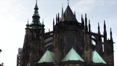 Prag 'daki St. Vitus Katedrali' nin doğu yakasının yakın çekimi.