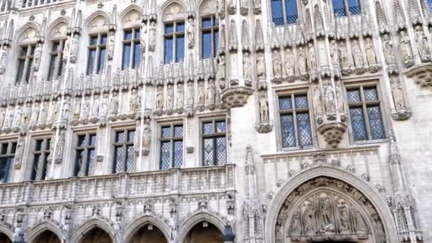 A close up panning shot of hotel de ville in grand place at brussels — Stock Video