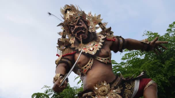 KUTA, INDONESIA - MARCH, 16, 2018: a slow motion shot of an ogoh-ogoh statue with spinning amour at kuta, bali during a new year parade — Stock Video